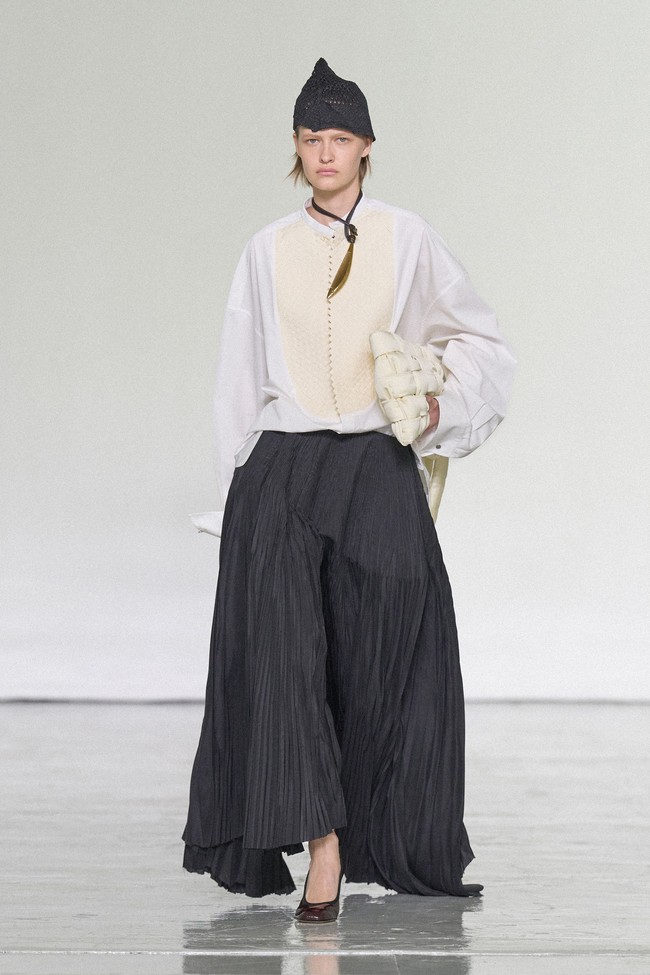 Secara keseluruhan, koleksi Spring/Summer 2027 Bottega Veneta membawa gagasan tentang keringanan sebagai bentuk optimisme. Pakaian dibuat untuk memberi tubuh ruang bergerak, sekaligus membuka kemungkinan baru dalam cara seseorang berpakaian. (Foto: Dok. Bottega Veneta)