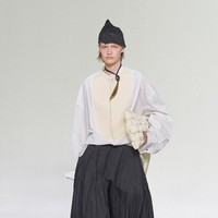Secara keseluruhan, koleksi Spring/Summer 2027 Bottega Veneta membawa gagasan tentang keringanan sebagai bentuk optimisme. Pakaian dibuat untuk memberi tubuh ruang bergerak, sekaligus membuka kemungkinan baru dalam cara seseorang berpakaian. (Foto: Dok. Bottega Veneta)