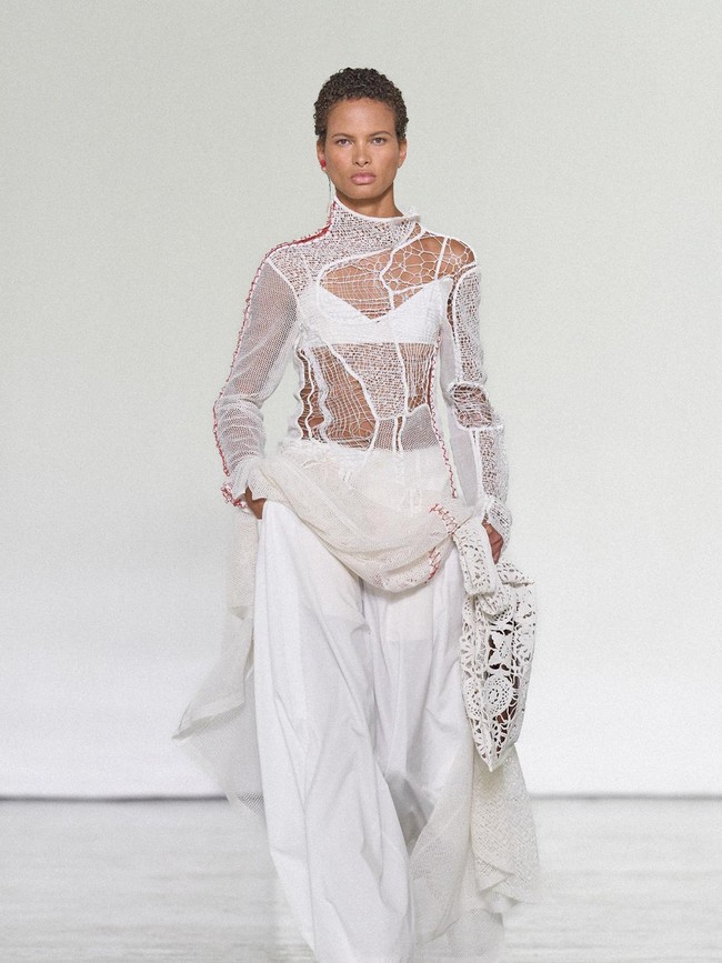 Foto: Bottega Veneta Spring-Summer 2027, Transisi yang Lebih Ringan dan Bebas