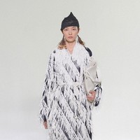 Koleksi ini juga mempertemukan elemen maskulin dan feminin. Alih-alih mengarah pada tampilan netral, Bottega Veneta mengeksplorasi kebebasan untuk berpindah di antara kedua karakter tersebut. (Foto: Dok. Bottega Veneta)