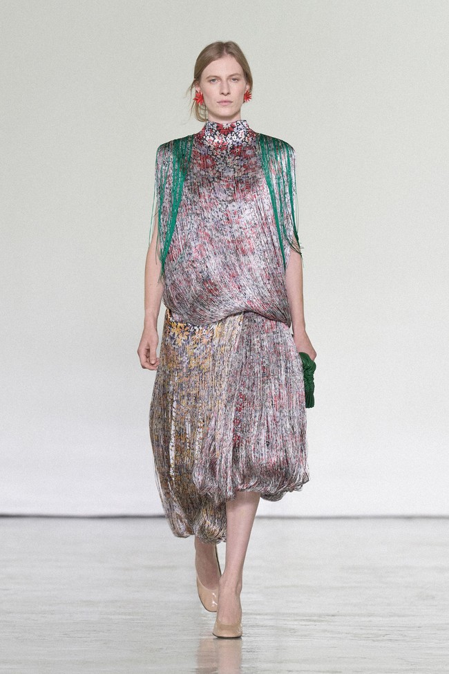 “Tailoring loosens without losing precision. Leather becomes featherlight. Craft gets craftier,” demikian penjelasan Bottega Veneta mengenai pendekatan material dan konstruksi busananya. (Foto: Dok. Bottega Veneta)