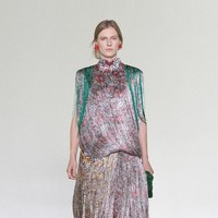 “Tailoring loosens without losing precision. Leather becomes featherlight. Craft gets craftier,” demikian penjelasan Bottega Veneta mengenai pendekatan material dan konstruksi busananya. (Foto: Dok. Bottega Veneta)