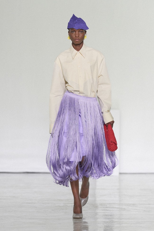 Detail buatan tangan dipertahankan agar karakter proses pengerjaan tetap terlihat, termasuk ketidaksempurnaan yang menjadi bagian dari gestur tangan sang pembuat. (Foto: Dok. Bottega Veneta)