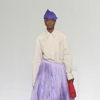 Detail buatan tangan dipertahankan agar karakter proses pengerjaan tetap terlihat, termasuk ketidaksempurnaan yang menjadi bagian dari gestur tangan sang pembuat. (Foto: Dok. Bottega Veneta)