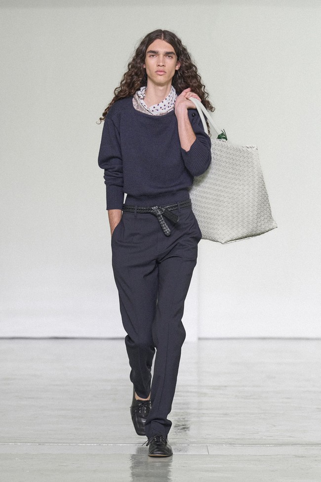 Material kulit juga mengalami transformasi. Dalam koleksi yang ditampilkan di Milan Fashion Week, Milan, Italia, baru-baru ini, leather hadir dengan karakter yang lebih ringan, sementara aspek craftsmanship justru semakin ditonjolkan. (Foto: Dok. Bottega Veneta)