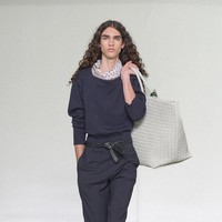 Material kulit juga mengalami transformasi. Dalam koleksi yang ditampilkan di Milan Fashion Week, Milan, Italia, baru-baru ini, leather hadir dengan karakter yang lebih ringan, sementara aspek craftsmanship justru semakin ditonjolkan. (Foto: Dok. Bottega Veneta)