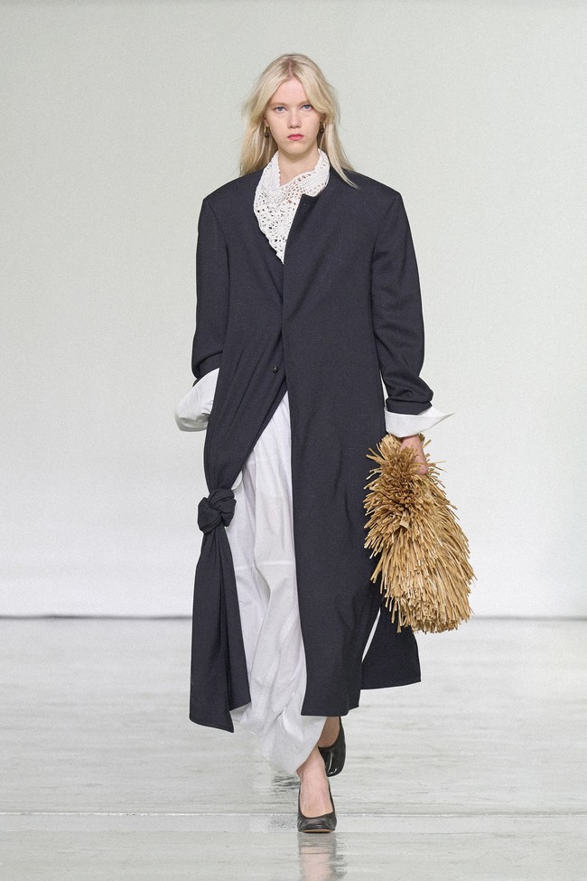 Pakaian tidak lagi terasa membatasi tubuh, melainkan dibuat untuk mengikuti gerak dengan lebih leluasa. Tailoring, misalnya, dibuat lebih longgar tapi tetap mempertahankan presisi. (Foto: Dok. Bottega Veneta)