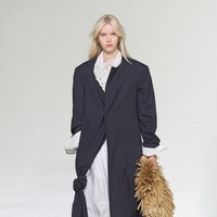 Pakaian tidak lagi terasa membatasi tubuh, melainkan dibuat untuk mengikuti gerak dengan lebih leluasa. Tailoring, misalnya, dibuat lebih longgar tapi tetap mempertahankan presisi. (Foto: Dok. Bottega Veneta)