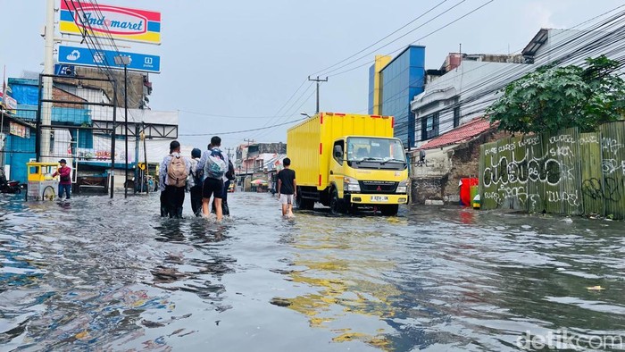 Kondisi banjir di Jalan Raya Kopo Sayati atau Jalan Dengdek (Jadek), Kecamatan Margahayu, Kabupaten Bandung, Selasa (29/9/2026).