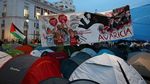 Krisis Rumah Bikin Lansia Digusur, Warga Demo Dirikan Tenda di Jalan