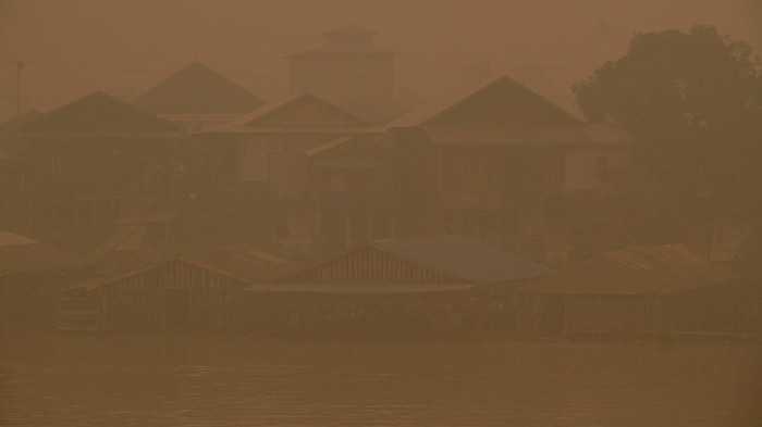 Warga menyusuri Sungai Kahayan menggunakan perahu saat kabut asap di Palangka Raya, Kalimantan Tengah, Selasa (29/9/2026). Berdasarkan pantauan aplikasi ISPUnet, kualitas udara di Kota Palangka Raya pada Selasa (29/9) pukul 16.00 WIB masuk dalam kategori berbahaya dengan nilai indeks standar pencemaran udara mencapai angka 1108. ANTARA FOTO/Auliya Rahman