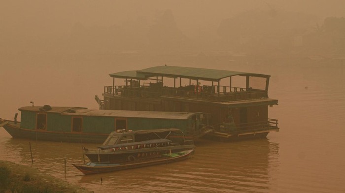Warga menyusuri Sungai Kahayan menggunakan perahu saat kabut asap di Palangka Raya, Kalimantan Tengah, Selasa (29/9/2026). Berdasarkan pantauan aplikasi ISPUnet, kualitas udara di Kota Palangka Raya pada Selasa (29/9) pukul 16.00 WIB masuk dalam kategori berbahaya dengan nilai indeks standar pencemaran udara mencapai angka 1108. ANTARA FOTO/Auliya Rahman