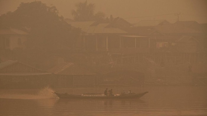 Kualitas Udara Palangka Raya Berbahaya, Kabut Asap Ancam Kesehatan Warga menyusuri Sungai Kahayan menggunakan perahu saat kabut asap di Palangka Raya, Kalimantan Tengah, Selasa (29/9/2026). Berdasarkan pantauan aplikasi ISPUnet, kualitas udara di Kota Palangka Raya pada Selasa (29/9) pukul 16.00 WIB masuk dalam kategori berbahaya dengan nilai indeks standar pencemaran udara mencapai angka 1108. ANTARA FOTO/Auliya Rahman