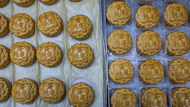 Kue bulan yang baru dipanggang ditata dalam wadah plastik satuan untuk dikemas di dapur pembuatan kue menjelang Festival Pertengahan Musim Gugur—saat kue tradisional ini akan dibagikan kepada keluarga dan teman sebagai simbol reuni dan kebersamaan—di Kuala Lumpur, Malaysia, pada 10 September 2026. Kue bulan yang baru dipanggang ditata dalam wadah plastik satuan untuk dikemas di dapur pembuatan kue menjelang Festival Pertengahan Musim Gugur—saat kue tradisional ini akan dibagikan kepada keluarga dan teman sebagai simbol reuni dan kebersamaan—di Kuala Lumpur, Malaysia, pada 10 September 2026. (REUTERS/Annice Lyn)