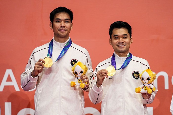 ICHINOMIYA, JAPAN - SEPTEMBER 29: Gold Medalists Leo Rolly Carnando and Daniel Marthin of Indonesia pose with their medals on the podium after the Badminton Mens Doubles Final match against Liang Weikeng and Wang Chang of China on day ten of the 20t