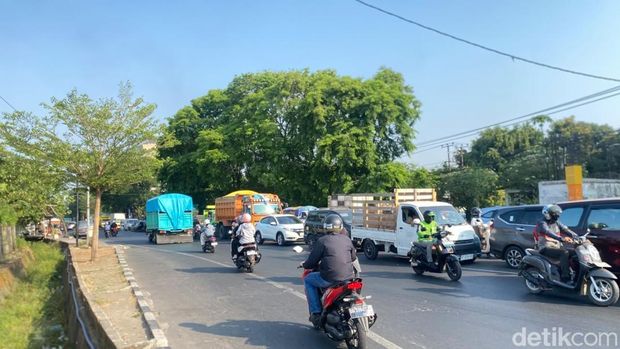 Macet di Jalan Sultan Alauddin Makassar. Mahasiswa Universitas Islam Negeri (UIN) Alauddin Makassar menggelar unjuk rasa di pertigaan Jalan AP Pettarani-Jalan Sultan Alauddin.