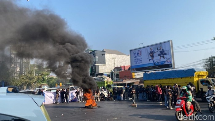 Mahasiswa Universitas Islam Negeri (UIN) Alauddin Makassar menggelar unjuk rasa di pertigaan Jalan AP Pettarani-Jalan Sultan Alauddin.