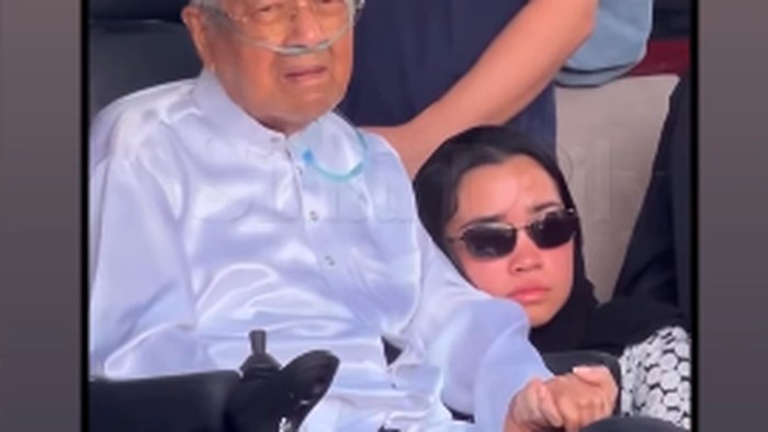 Mahathir Mohammad menangis