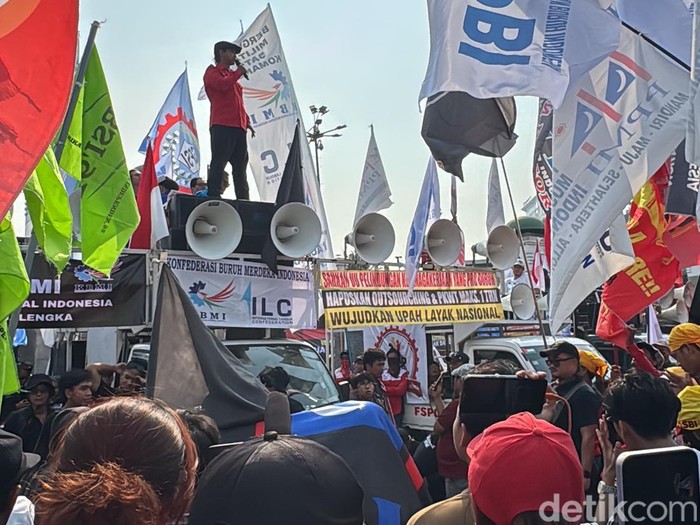 Massa buruh yang menggelar demonstrasi di depan gedung DPR RI beraudiensi dengan pihak DPR. Mereka mengungkap aspirasi yang disampaikan ke anggota dewan. (Adhfar AS/detikcom)