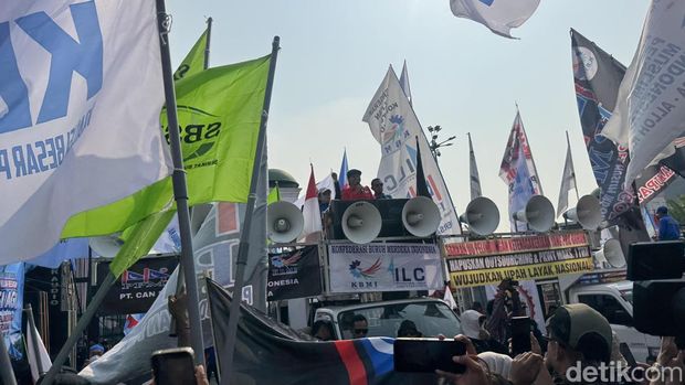 Massa buruh yang menggelar demonstrasi di depan gedung DPR RI beraudiensi dengan pihak DPR. Mereka mengungkap aspirasi yang disampaikan ke anggota dewan. (Adhfar AS/detikcom)