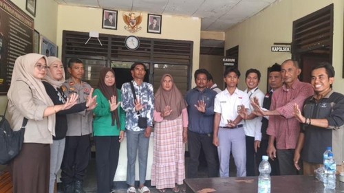 Pegawai SMAN 1 Sanggar dan perwakilan keluarga siswa yang sepakat damai di Mapolsek Sanggar, Kabupaten Bima, NTB pada Senin (28/9/2026).