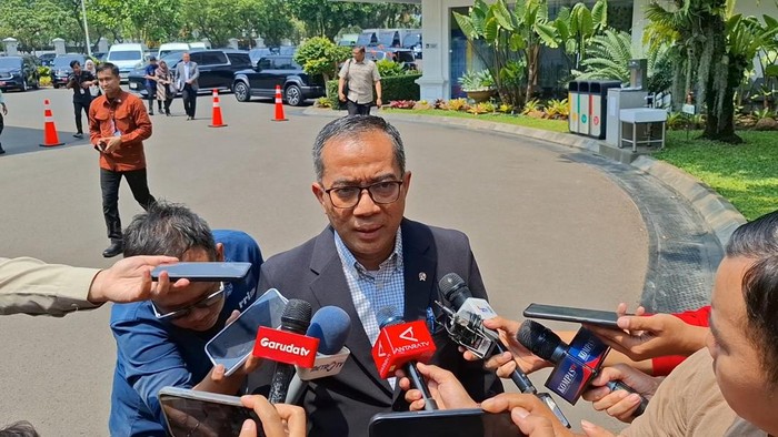 Mendiktisaintek Brian Yuliarto (Rolando/detikcom) Mendiktisaintek Brian Yuliarto (Rolando/detikcom)