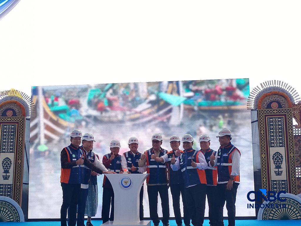 Menteri Kelautan dan Perikanan Sakti Wahyu Trenggono saat melakukan Groundbreaking pengembangan PPN Pengambengan di Jembrana, Bali, Selasa (29/9/2026). Menteri Kelautan dan Perikanan Sakti Wahyu Trenggono saat melakukan Groundbreaking pengembangan PPN Pengambengan di Jembrana, Bali, Selasa (29/9/2026). (CNBC Indonesia/Martyasari Rizky)
