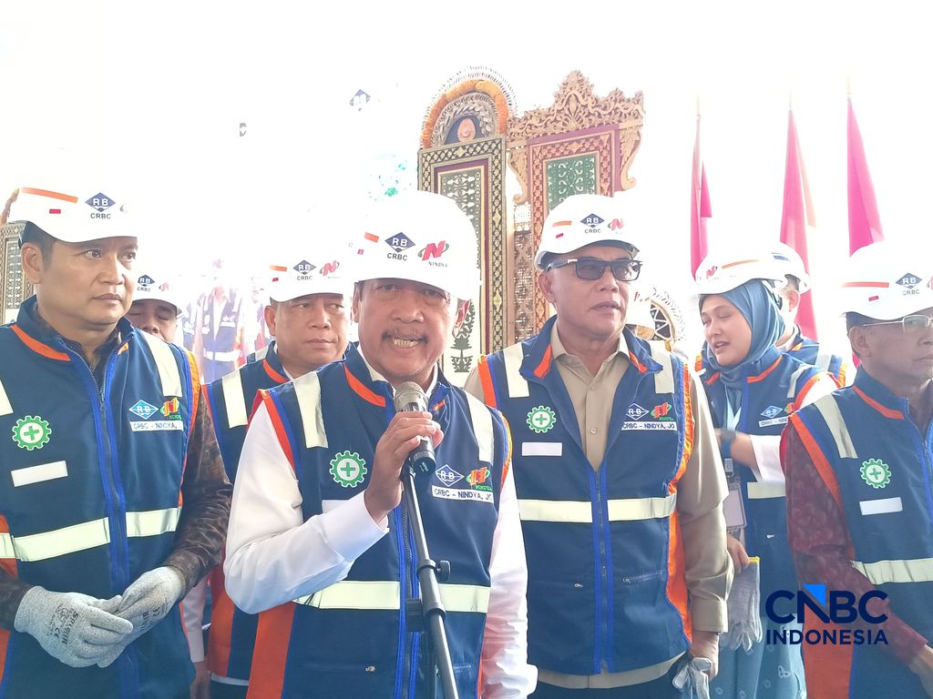 Menteri Kelautan dan Perikanan Sakti Wahyu Trenggono saat melakukan Groundbreaking pengembangan PPN Pengambengan di Jembrana, Bali, Selasa (29/9/2026). Menteri Kelautan dan Perikanan Sakti Wahyu Trenggono saat melakukan Groundbreaking pengembangan PPN Pengambengan di Jembrana, Bali, Selasa (29/9/2026). (CNBC Indonesia/Martyasari Rizky)