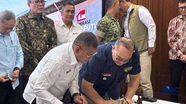 Menteri Koordinator Bidang Pangan RI Zulkifli Hasan menggelar rapat koordinasi dengan sejumlah kementerian, lembaga, dan badan usaha milik negara (BUMN) membahas perkembangan operasionalisasi Koperasi Desa/Kelurahan Merah Putih (KDKMP) di Jakarta, Selasa (29/9/2026). (CNBC Indonesia/Mentari Puspadini)