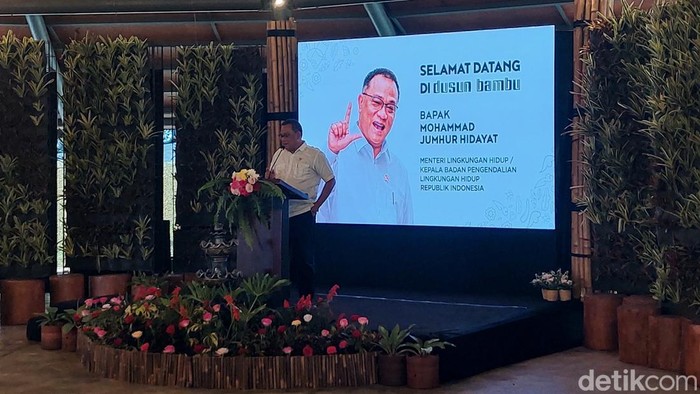 Menteri LH, Mohammad Jumhur Hidayat saat kunjungi objek wisata di Cisarua