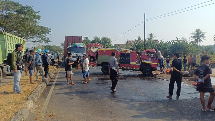 Mobil Damkar Pangkep terguling saat menuju lokasi kebakaran.