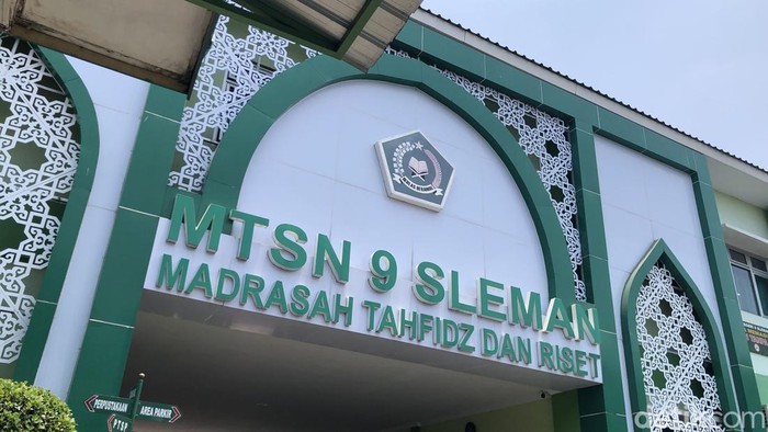 MTsN 9 Sleman viral tarik pungutan Rp 2 juta.  Foto diambil Senin (28/9/2026).