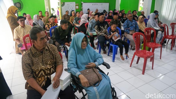 Mudahkan Calon Jemaah, Petugas Buka Layanan Jemput Bola Paspor Haji Petugas Imigrasi Kelas I Non TPI Tangerang mengarahkan jamaah untuk melakukan perekam data pemohon pembuatan paspor jamaah calon haji di Yayasan Daarul Hikmah Pamulang, Tangerang Selatan, Banten, Selasa (29/9/2026).