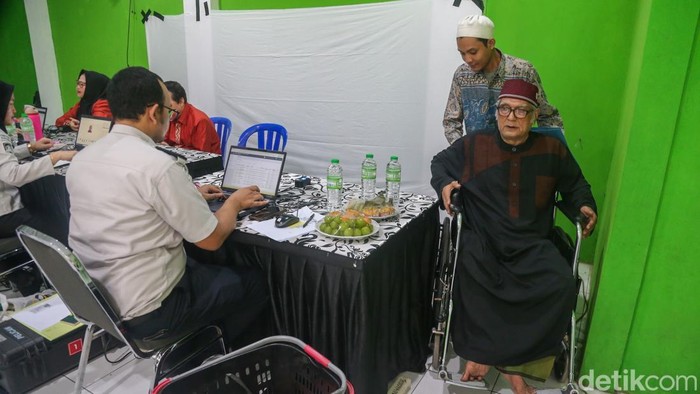 Mudahkan Calon Jemaah, Petugas Buka Layanan Jemput Bola Paspor Haji Petugas Imigrasi Kelas I Non TPI Tangerang mengarahkan jamaah untuk melakukan perekam data pemohon pembuatan paspor jamaah calon haji di Yayasan Daarul Hikmah Pamulang, Tangerang Selatan, Banten, Selasa (29/9/2026).