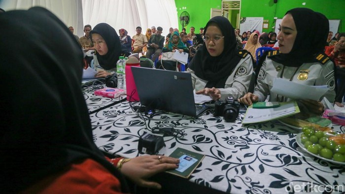 Petugas Imigrasi Kelas I Non TPI Tangerang mengarahkan jamaah untuk melakukan perekam data pemohon pembuatan paspor jamaah calon haji di Yayasan Daarul Hikmah Pamulang, Tangerang Selatan, Banten, Selasa (29/9/2026).