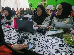 Mudahkan Calon Jemaah, Petugas Buka Layanan Jemput Bola Paspor Haji