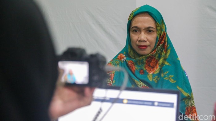 Mudahkan Calon Jemaah, Petugas Buka Layanan Jemput Bola Paspor Haji Petugas Imigrasi Kelas I Non TPI Tangerang mengarahkan jamaah untuk melakukan perekam data pemohon pembuatan paspor jamaah calon haji di Yayasan Daarul Hikmah Pamulang, Tangerang Selatan, Banten, Selasa (29/9/2026).