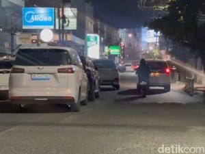 Parkiran Cafe di Adyaksa Diatur Jukir Resmi, PD Parkir Tegur