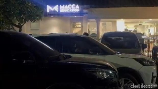 Parkiran Cafe Macca Education di Jalan Adyaksa. Parkiran Cafe Macca Education di Jalan Adyaksa, Kota Makassar, Sulawesi Selatan (Sulsel) menggunakan separuh badan jalan.