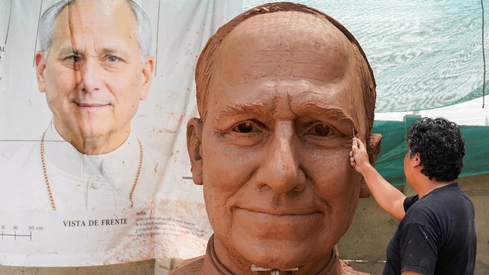 Sculptor Rafael Gutierrez works on a giant statue of Pope Leo at a workshop ahead of the pontiffs November visit to Peru, in Lima, Peru, September 28, 2026. REUTERS/Leslie Moreno