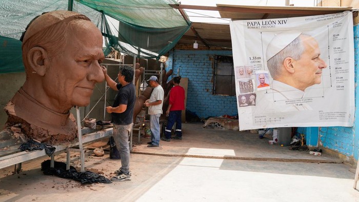 Sculptor Rafael Gutierrez works on a giant statue of Pope Leo at a workshop ahead of the pontiff's November visit to Peru, in Lima, Peru, September 28, 2026. REUTERS/Leslie Moreno
