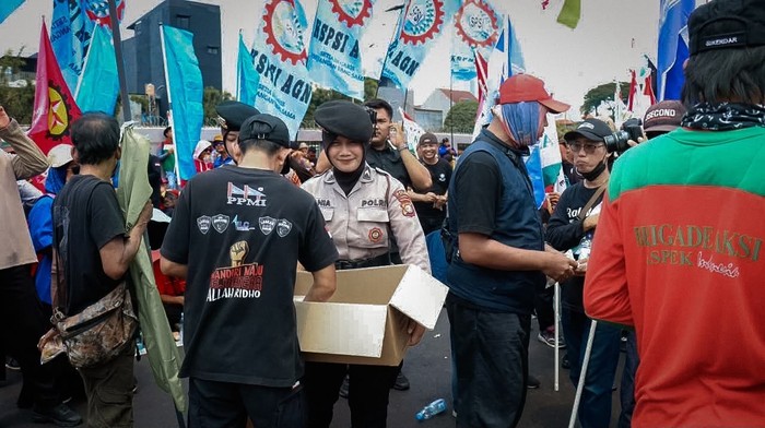 Pelayanan Humanis di DPR, Polisi Bagikan Konsumsi kepada Massa Aksi