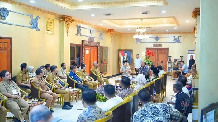 Bupati Jember M Fawait saat bertemu Komisi D DPRD Jawa Timur