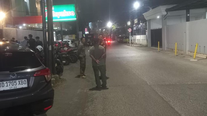 Pemkot Makassar menertibkan parkiran Cafe Macca yang menggunakan separuh badan Jalan Adyaksa.