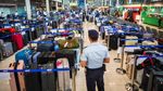 Penampakan Bagasi Menumpuk di Bandara Bangkok Akibat Hujan Lebat dan Banjir
