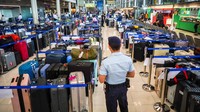 Penampakan Bagasi Menumpuk di Bandara Bangkok Akibat Hujan Lebat dan Banjir