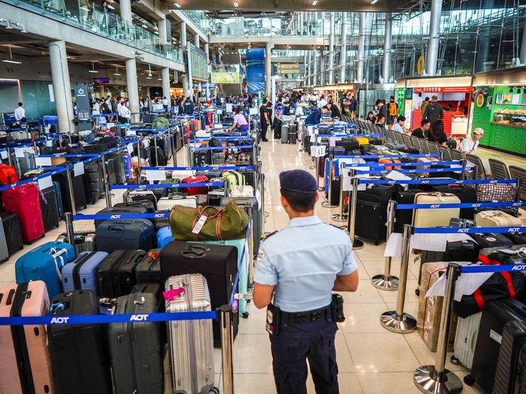 Penampakan Bagasi Menumpuk di Bandara Bangkok Akibat Hujan Lebat dan Banjir