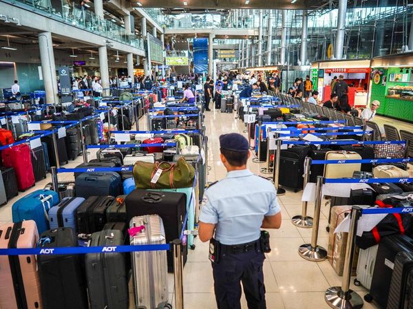 Penampakan Bagasi Menumpuk di Bandara Bangkok Akibat Hujan Lebat dan Banjir
