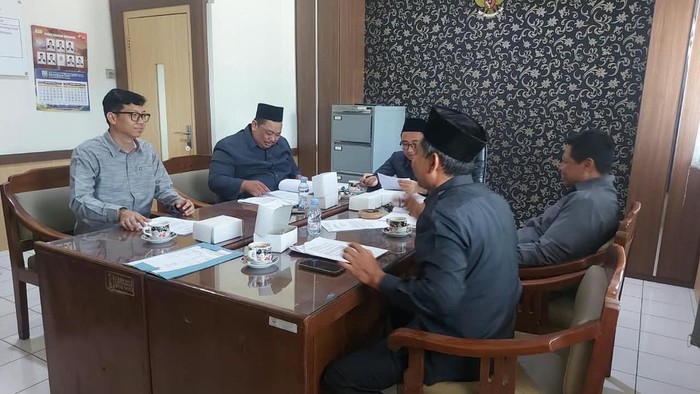 Pihak Badan Kehormatan (BK) DPRD Rembang rapat membahas tindak lanjut aduan dugaan affair oknum anggota DPRD, Selasa (29/9/2026) di ruang BK.