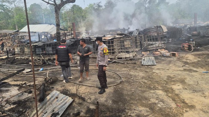 Polisi melakukan olah TKP di tempat kejadian terbakarnya sumur minyak tradisional di Muba